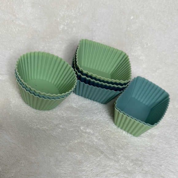 Other - Set of 10 Silicone Bento Box or Baking Cups in Green and Blue Varied Sizes EUC
